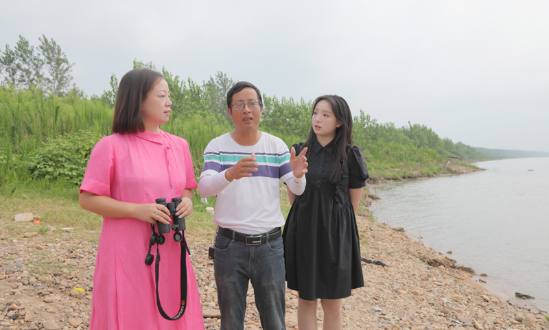 自愿者徐建利（中）向王琼先容外地水域江豚出没情形。。。h49a1755.jpg