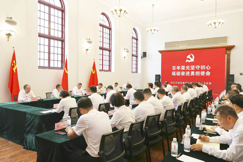 2023年7月1日，，，，，市城投集团公司党委开展“七一”主题党日活动，，，，，集团公司党委书记、董事长余新民现场教学党课。。。。。。.jpg